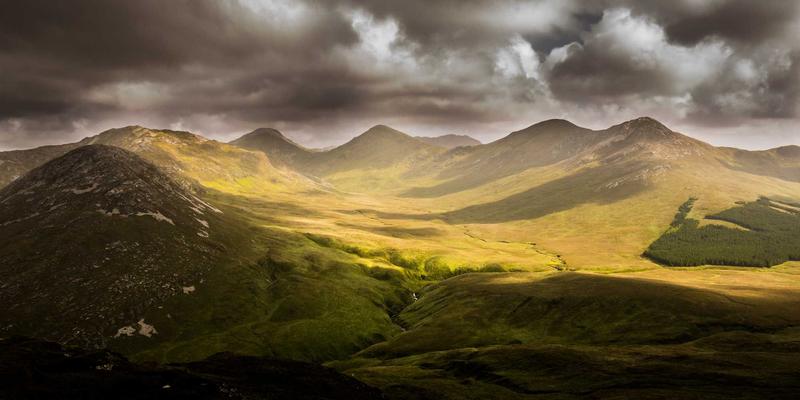 传奇珠宝的永恒印记：解码卡地亚、蒂芙尼与宝格丽的标志性戒指与耳环设计