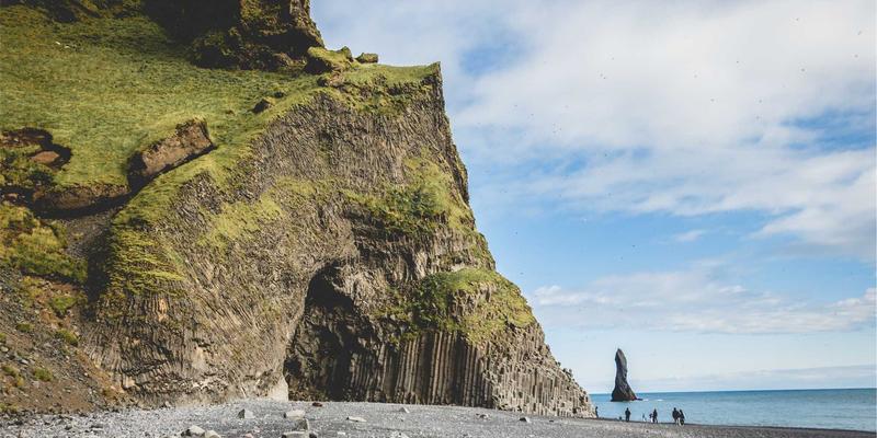 手镯上的时光艺术：探秘百年珠宝工坊的宝石雕刻与珐琅秘技
