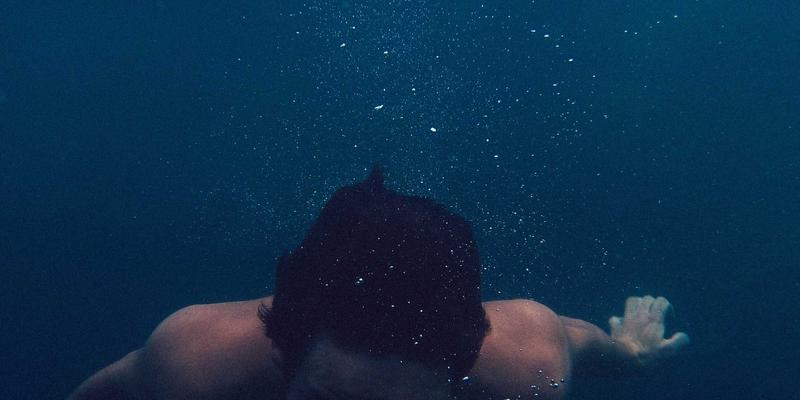 蒸汽波美学与宝石耳环：赛博复古浪潮中的个性宣言