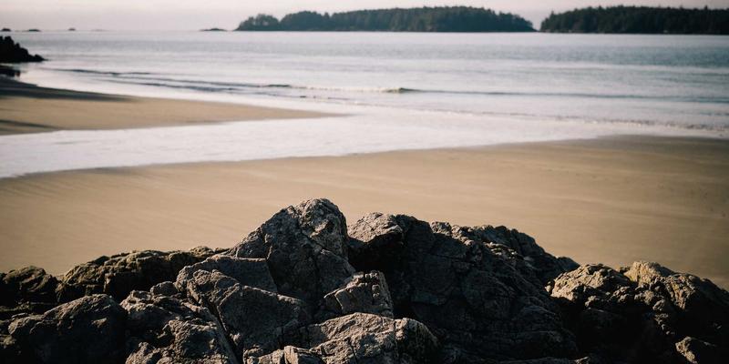 蒸汽波美学与钻石手镯：赛博时代的珠宝宣言