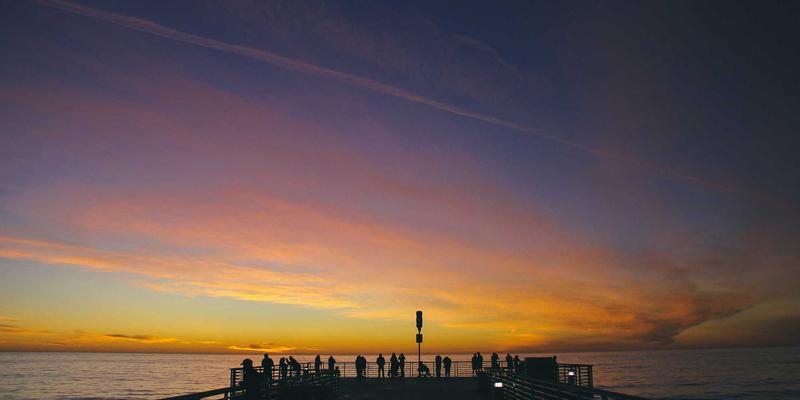 蒸汽波美学入侵时尚界：如何用耳环与首饰演绎赛博复古风潮