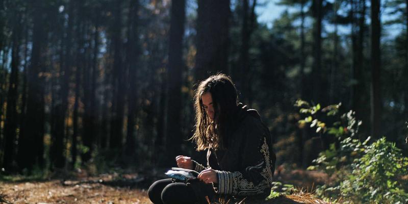 蒸汽波美学复兴：如何用项链演绎赛博朋克时代的珠宝宣言