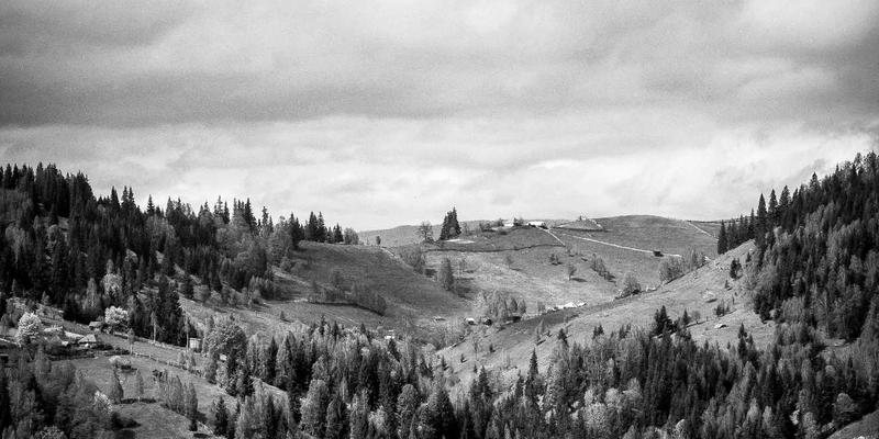 钛金属在先锋珠宝设计中的应用：在线商城如何引领轻盈与色彩的科技革命